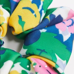 Selling brand new, still in packaging scrunchie and claw hair clip together.